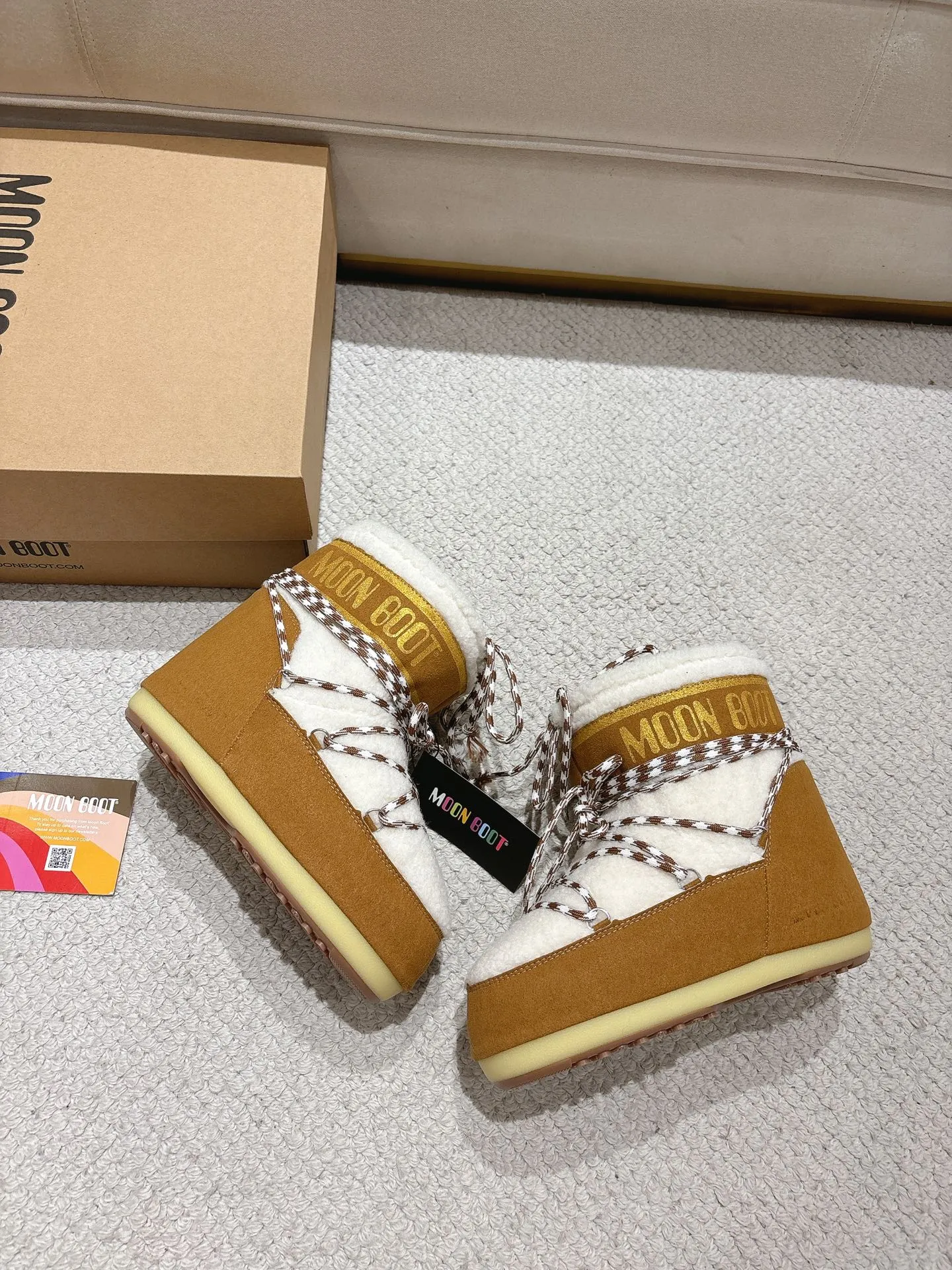 p660 [Exclusive top quality | New upgraded version] ✨A must-buy in winter 2025! Moon Boot moon snow boots - the ultimate warm weapon for fashionistas ❄️ Forget UGG! This winter🔥The "ugly Big Mac" that dominates the streets is here~ 👢The same Y2K retro style from Paris Hilton and Beckham is back! 4cm taller inside ✨ Invisible leg lift · Extremely slimming 👌 Fluffy and soft but not bloated, instantly show off your sense of style when put on your feet 🦋 The same style for both men and women | Can be worn by both men and women | Regardless of left or right foot!  ❄️Maximum thermal insulation power｜No pressure for fun in the snow 💫Trendy style code｜Easily achieve the Millennial hot girl style Say goodbye to ordinary snow boots ~ This winter you need to be warm and rusty! 🌟 #MoonBoot snow boots #winter hot style #瞞小similar style #millennium style wear ❶Fabric: original custom/cowhide/woven wool/high mercerized waterproof cloth ❷Inner: original 100% silk cotton liner ❸Feet: original 100% silk cotton liner ❹Outsole: original molded two-color non-slip outsole ❺Sole thickness: 4cm (including inner**) ❻Number of codes: 35-40 (41. Customized) ❼Packaging: Original full set of packaging ☀Color: Official website updated simultaneously